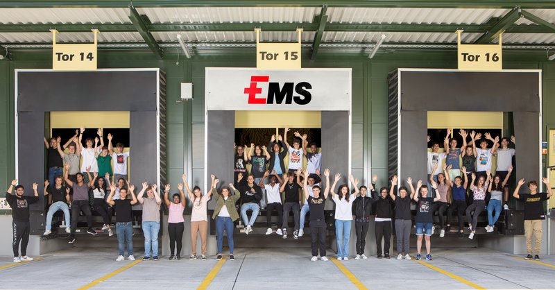 "Auf in die weltweite Zukunft!" hiess es beim Lehrstart der 40 neuen EMS-Lernenden!