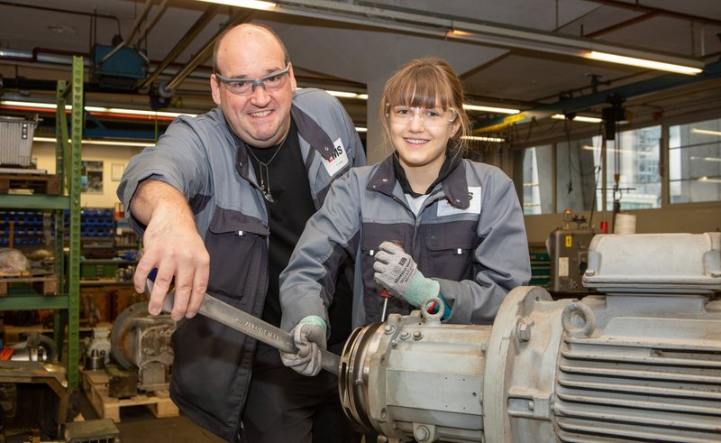 Selber hergestellte Handyhalter und farbenfrohe Experimente statt Stift und Schreibheft – Nationaler Zukunftstag bei der Ems-Chemie!