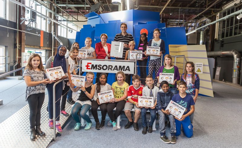 Magdalena Martullo darf die 5'000sten Besucher im EMSORAMA empfangen